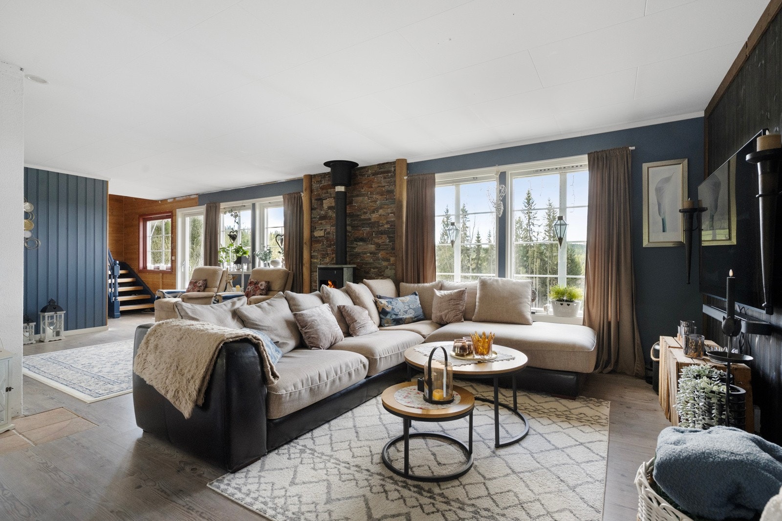 Stuen er lun og luftig med store vindusflater og god plass til sofa, lenestoler og mediemøbler. Galleribilde