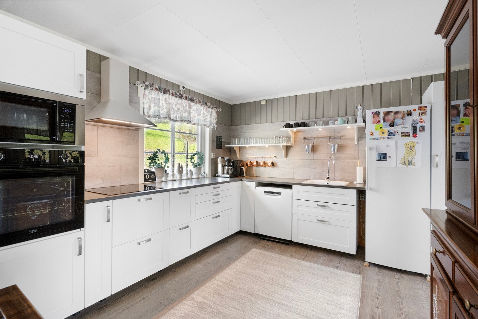 Kjøkken med lyse, profilerte fronter Galleribilde