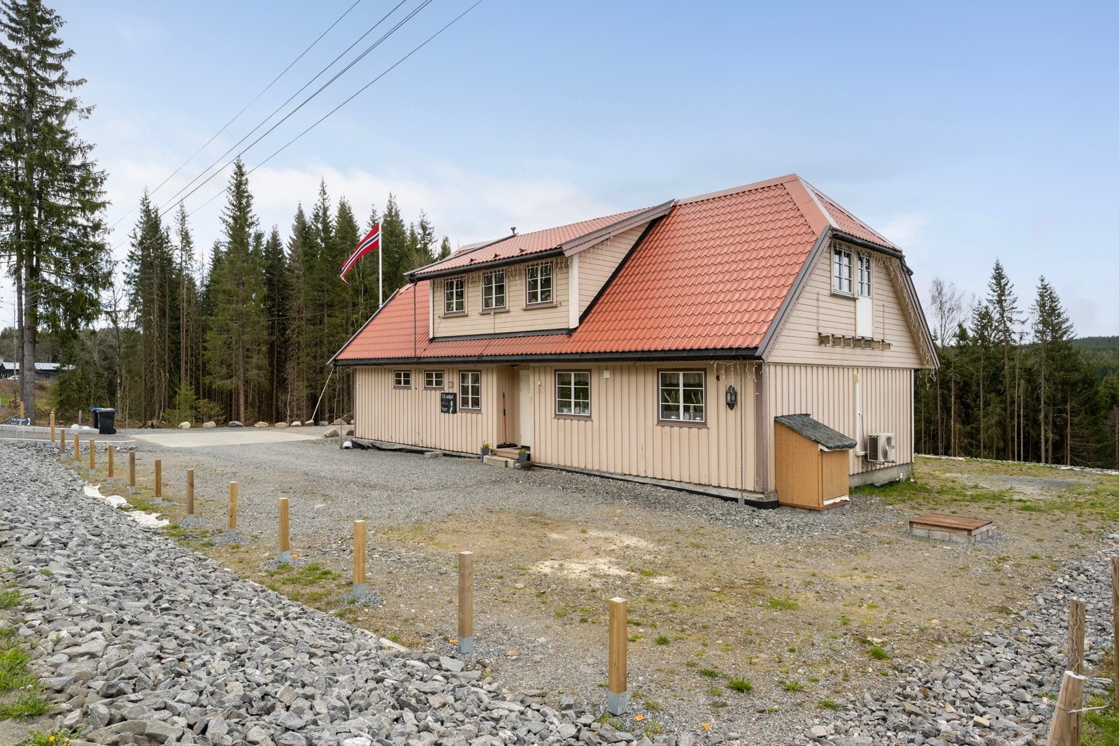 Drenert rundt ringmur og montert fuktsikring. Drenert på oversiden av boligen med utløp etter begge sider Galleribilde