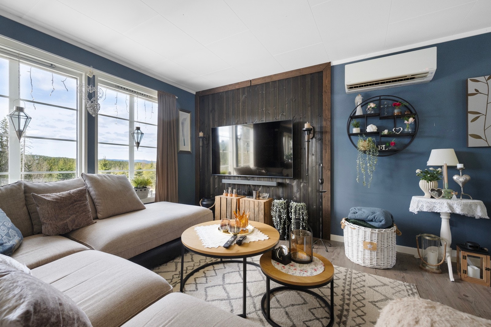 I tillegg til vedovn er det varmepumpe i stuen Galleribilde