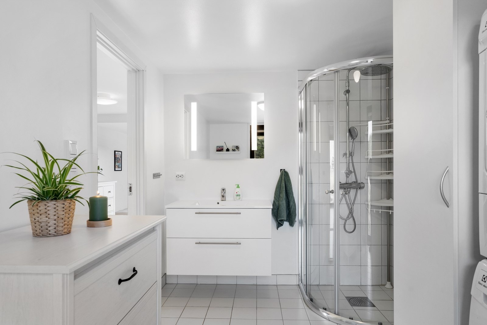 Hytta kan by på to pene bad Galleribilde