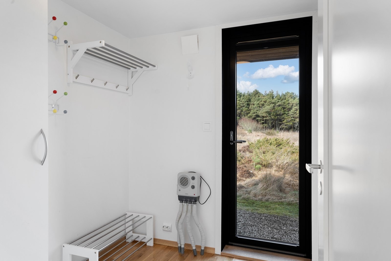 Vindfang med plass til sko og yttertøy Galleribilde