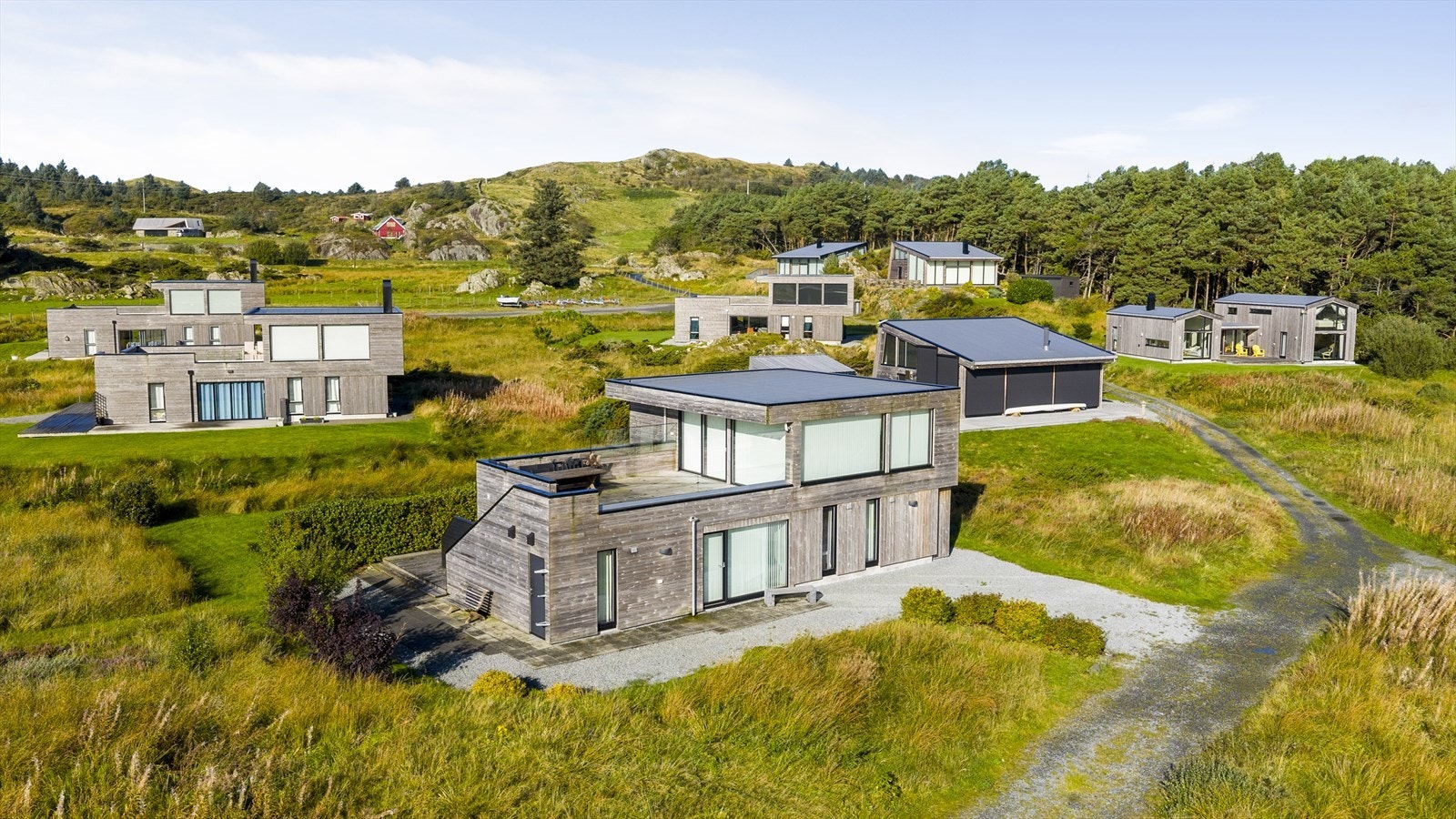 Hytta har en landlige og idyllisk beliggenhet i naturskjønne omgivelser Galleribilde