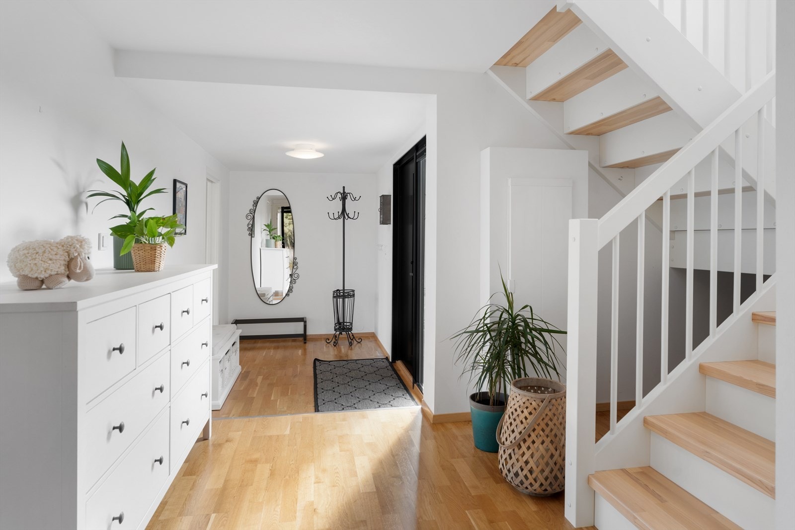 Romslig gang med plass til sko og yttertøy Galleribilde