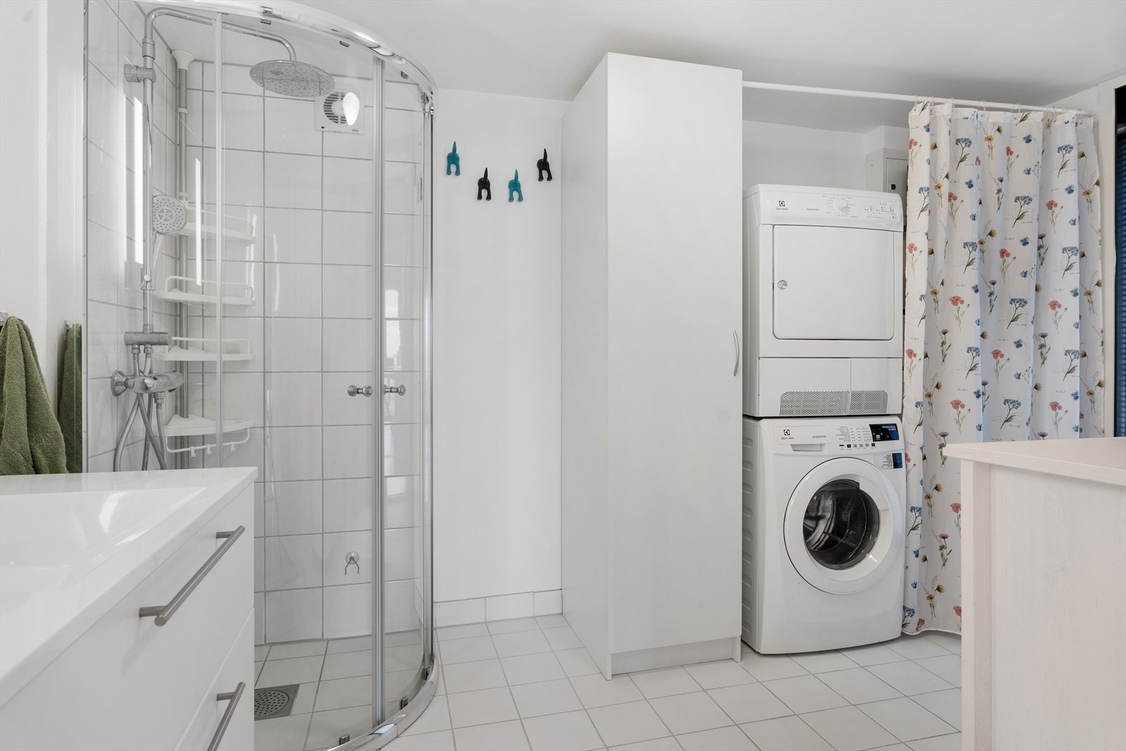Stort og pent bad med opplegg til vaskemaskin og tørketrommel Galleribilde
