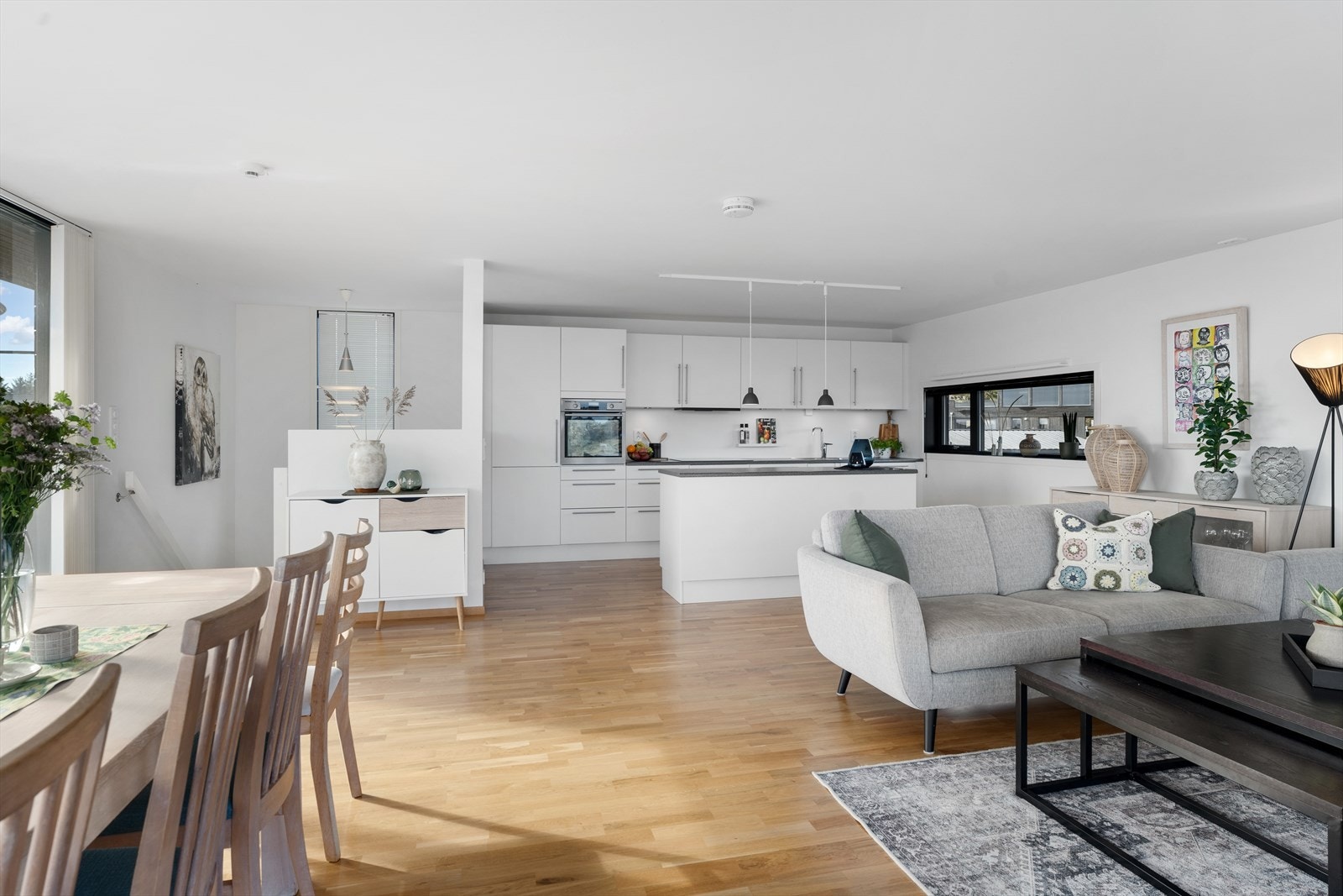 Hytta har en åpen stue- og kjøkkenløsning som gir et sosialt og hyggelig rom å oppholde seg i Galleribilde