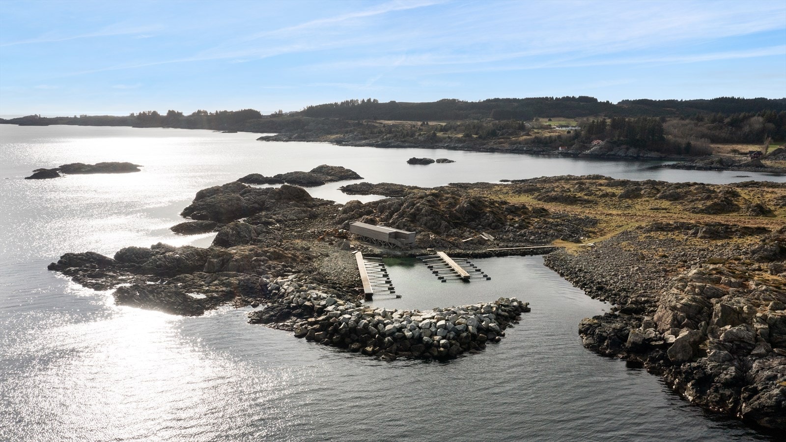 Selger opplyser at det er besluttet å utarbeide en tilltaksplan for utbedring av moloen - dette arbeidet er estimert til å koste hver hytte kr 75 000,- og vil tidligst bli påbegynt sommeren 2026 Galleribilde