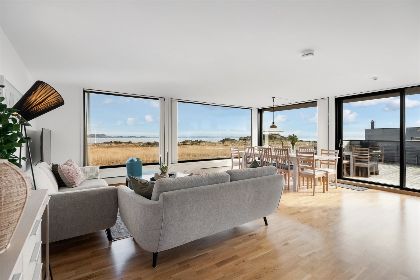 Hytta har en lys og flott stue med god plass til sofagruppe og spisebord Galleribilde