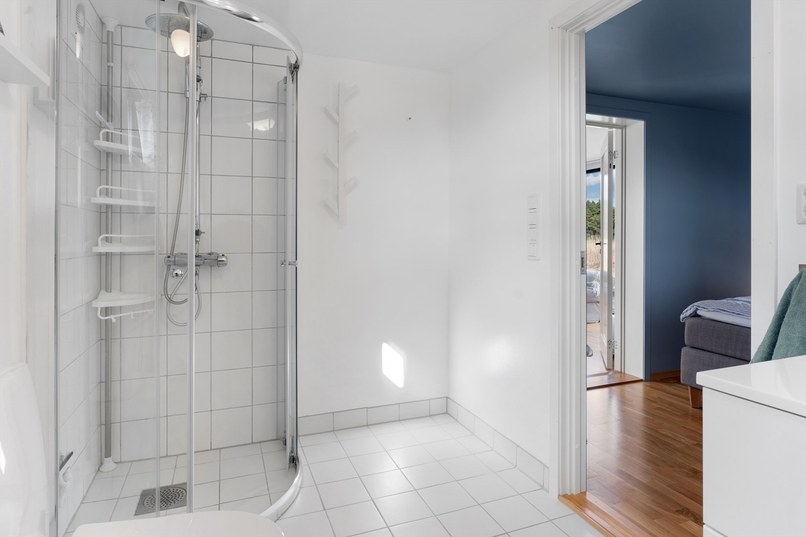 Bad nr. 2 ligger i tilknytning til hovedsoverommet Galleribilde