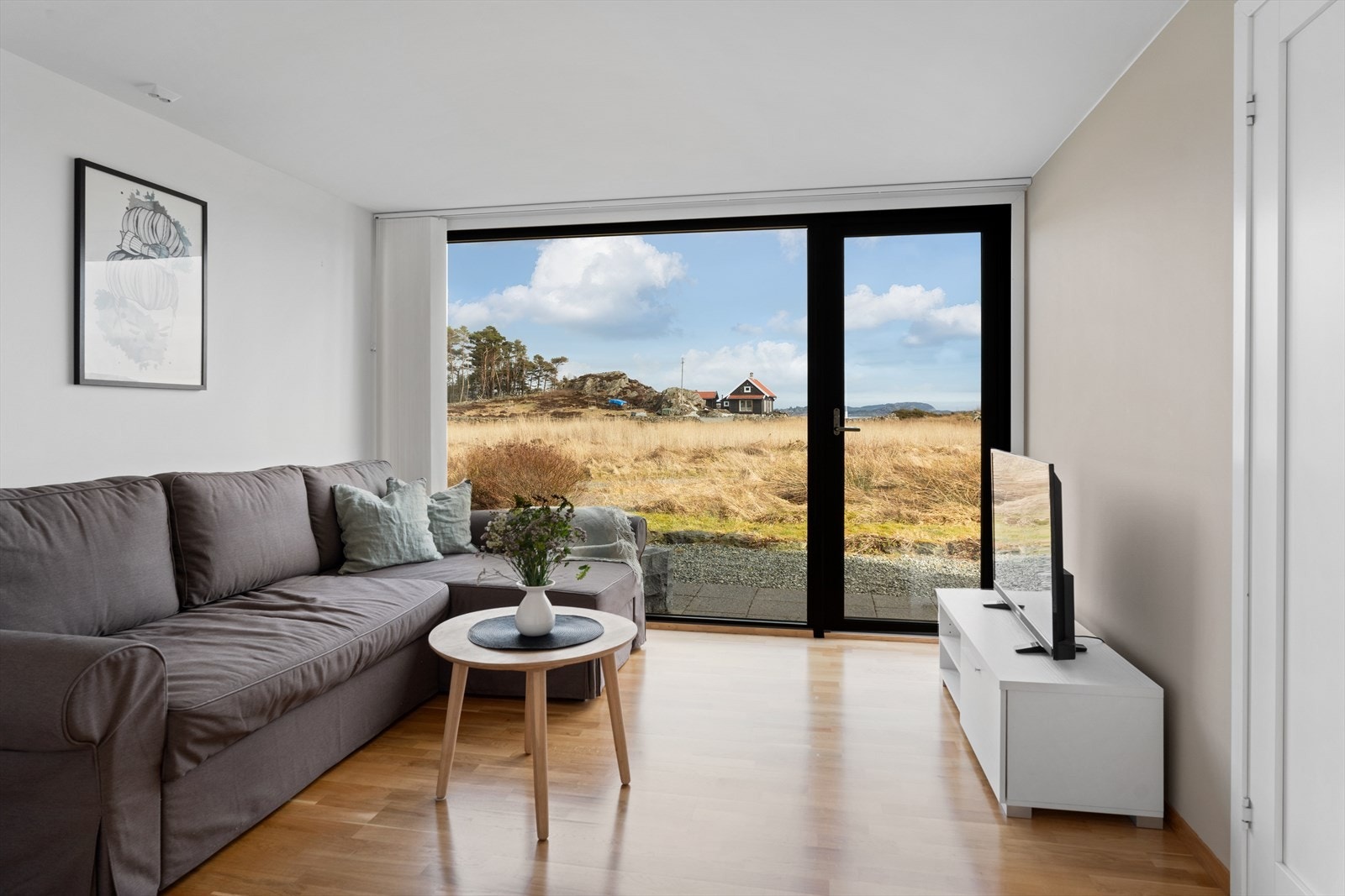 Herlig stue i 1. etasje med plass til sofagruppe og tv-møblement - stuen kan alternativt også benyttes som soverom nr. 4 dersom behov Galleribilde