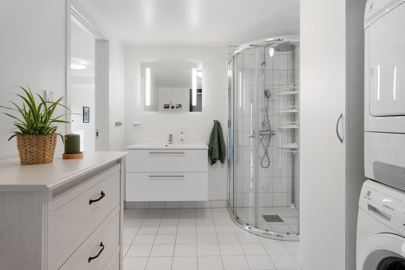 Badet har fliser på gulv med varmekabler og fliser på vegger i dusjhjørne Galleribilde