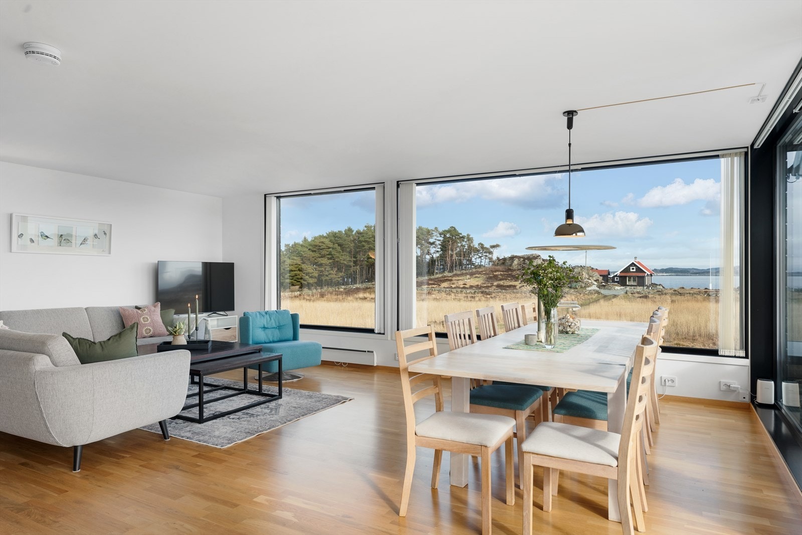 Store vinduer sørger for masse naturlig lysinnslipp Galleribilde