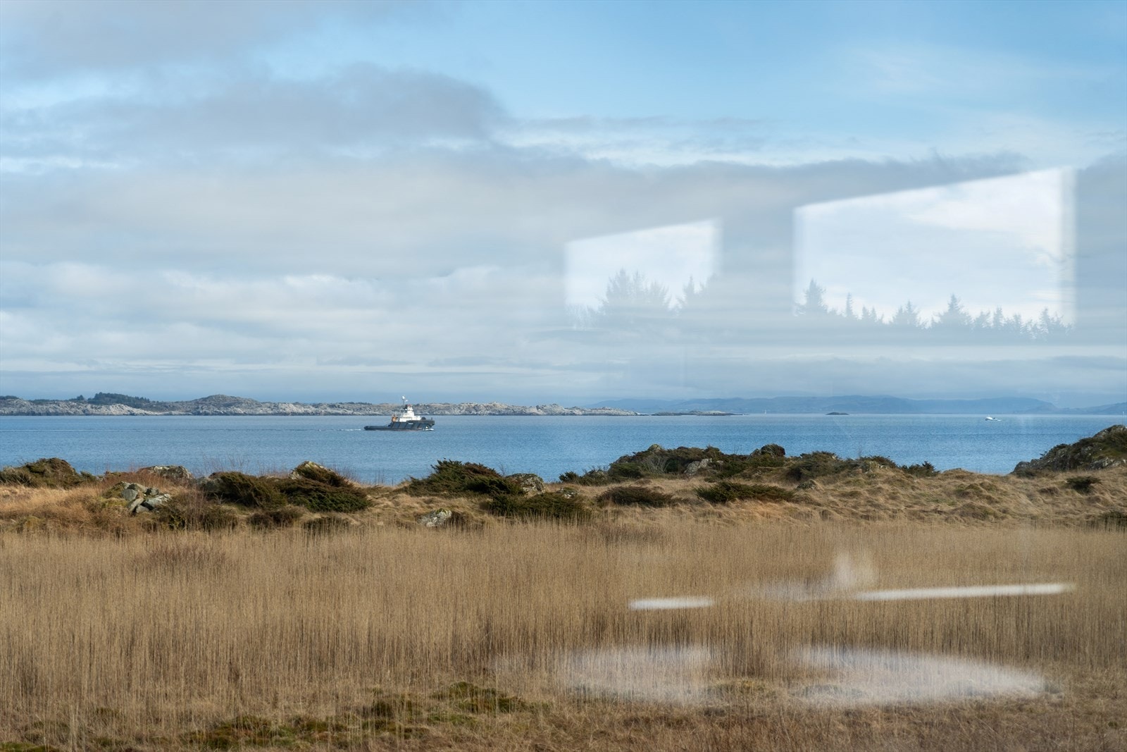 Gjennom de store vinduene kan man også nyte den fantastiske sjøutsikten Galleribilde