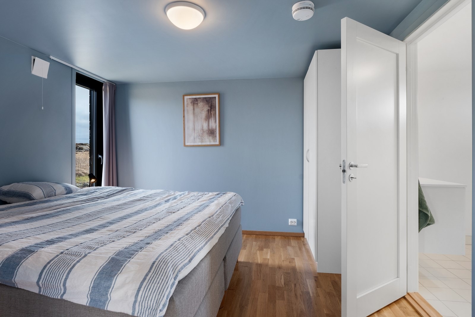 Stort og pent hovedsoverom med garderobeskap Galleribilde