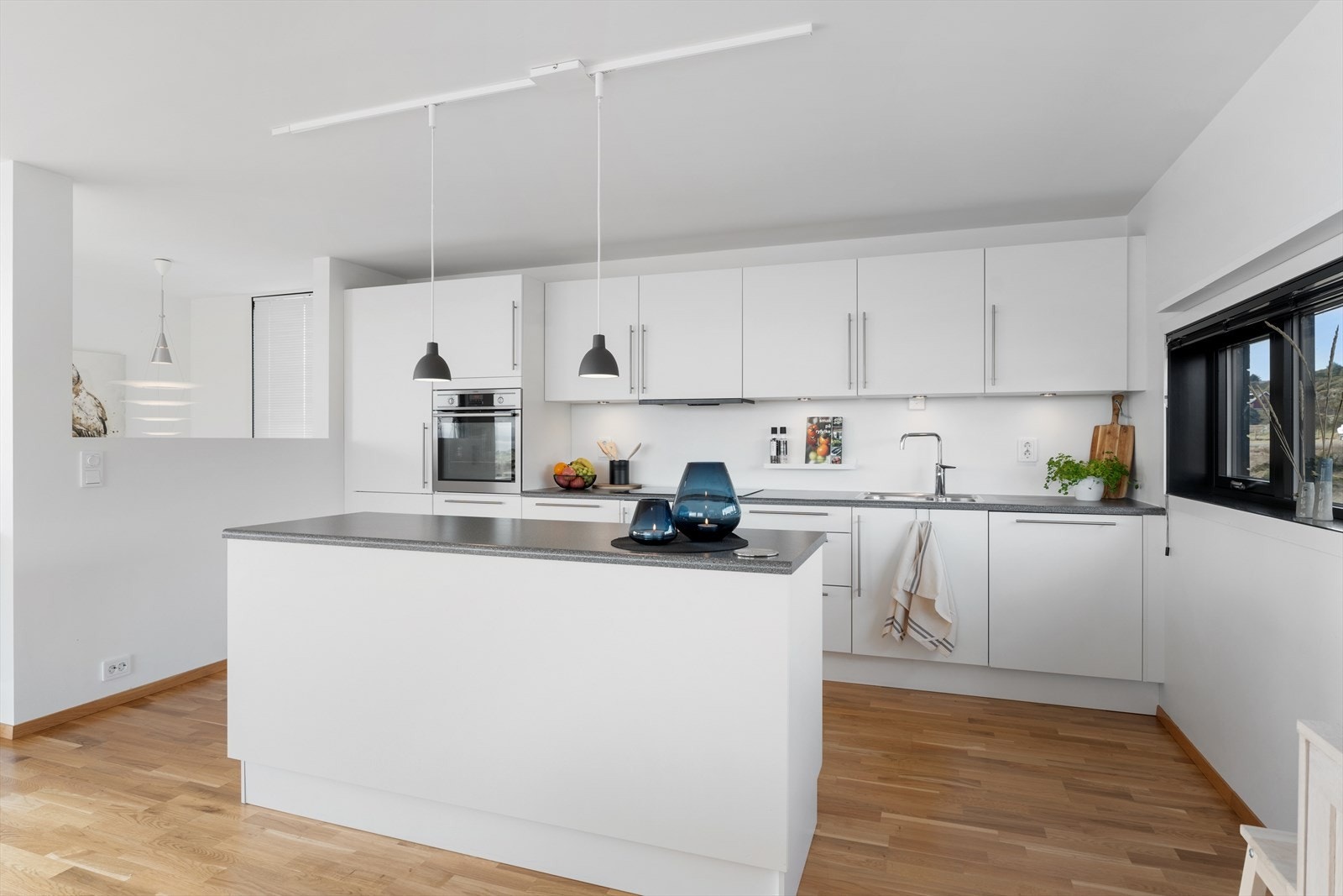 Flott og stilrent Aubo-kjøkken med god skap- og benkeplass Galleribilde