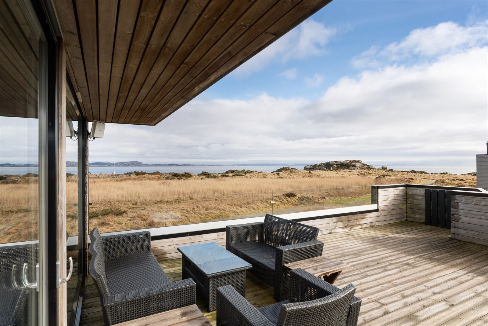 Her kan man nyte herlige solforhold samt den nydelige sjøutsikten Galleribilde