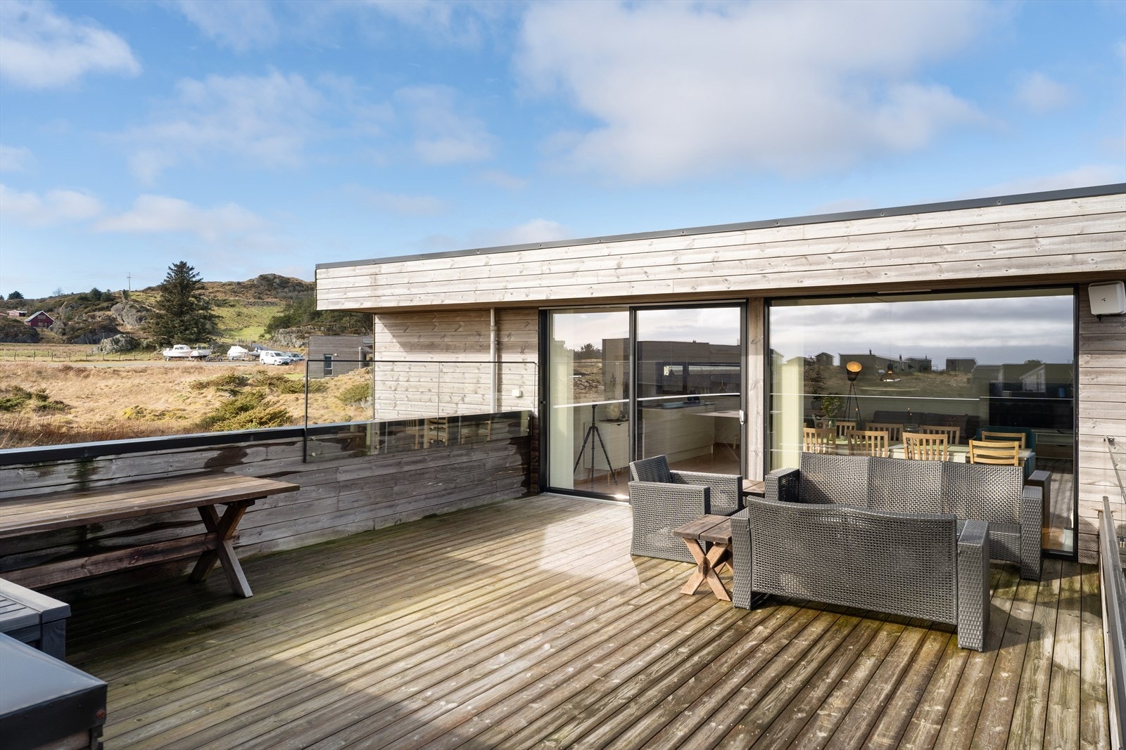 I 2. etasje er det en stor takterrasse med god plass til ønsket utemøblement Galleribilde