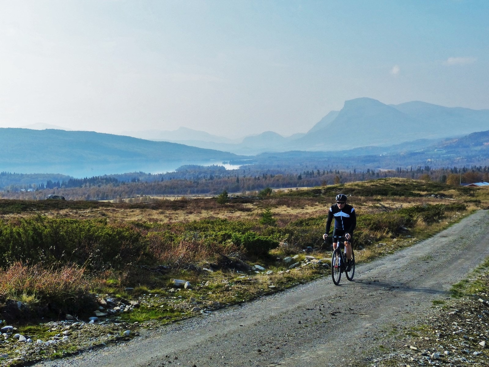 Sommerstid er området perfekt for den som liker å nyte naturen på to hjul. Her kan du nyte naturen fra sykkelsete på usjenerte stølsveger eller skogsbilveier som brer om seg i et vakkert og urørt landskap. Galleribilde