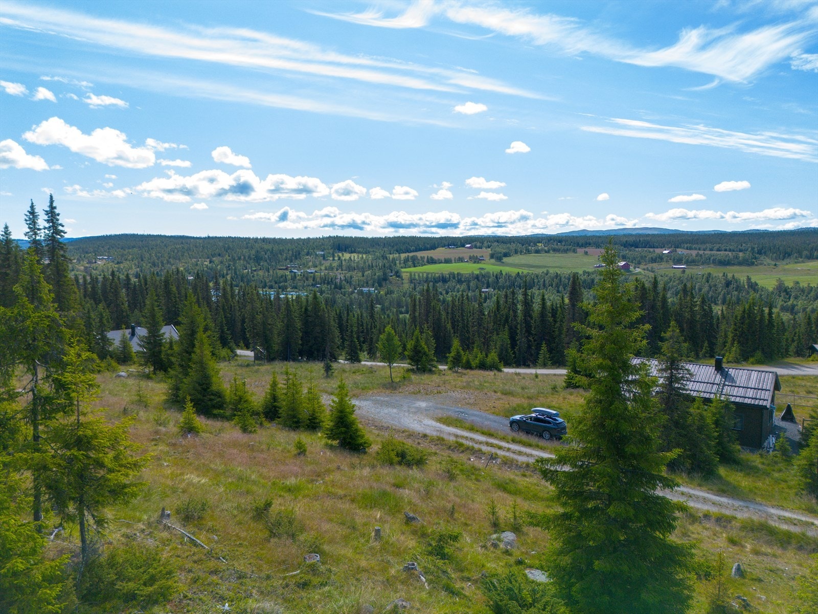 Fritidstomter i en etablert hyttegrend med strøm, vann og avløp. Galleribilde