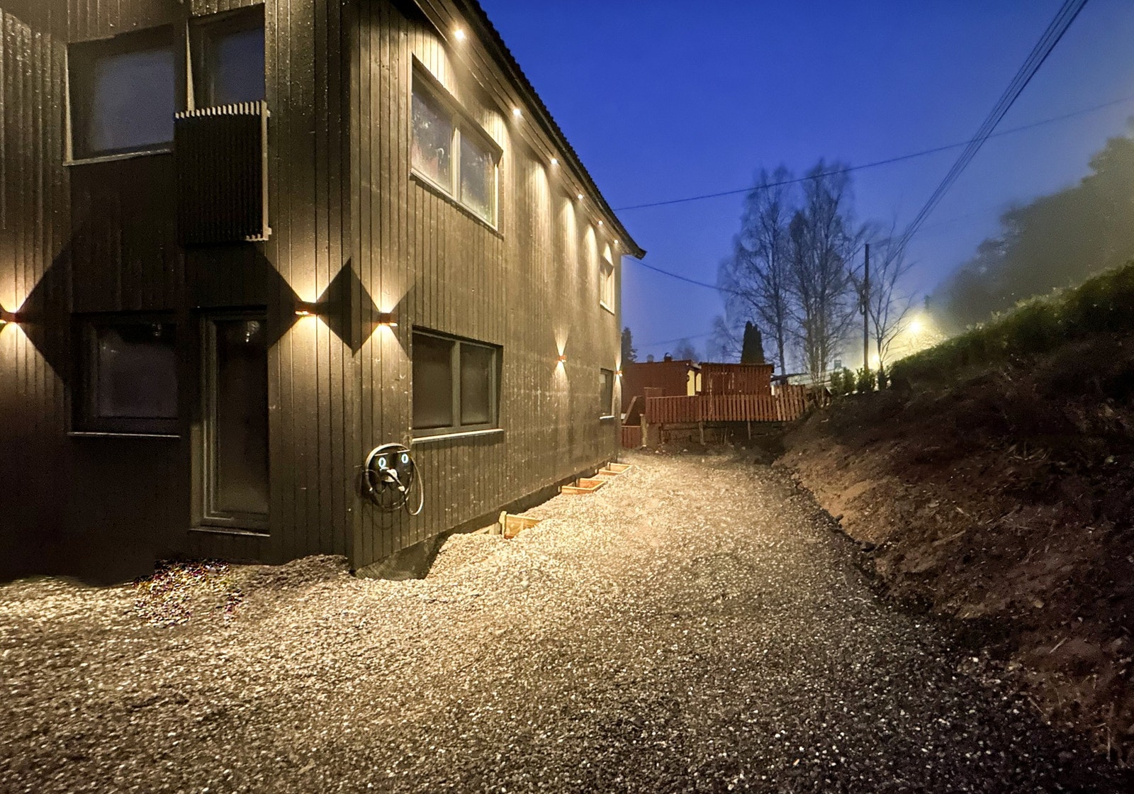 2 nye elbil ladere på veggen. Nytt grusdekke. Noe utvendig arbeid gjenstår. Galleribilde