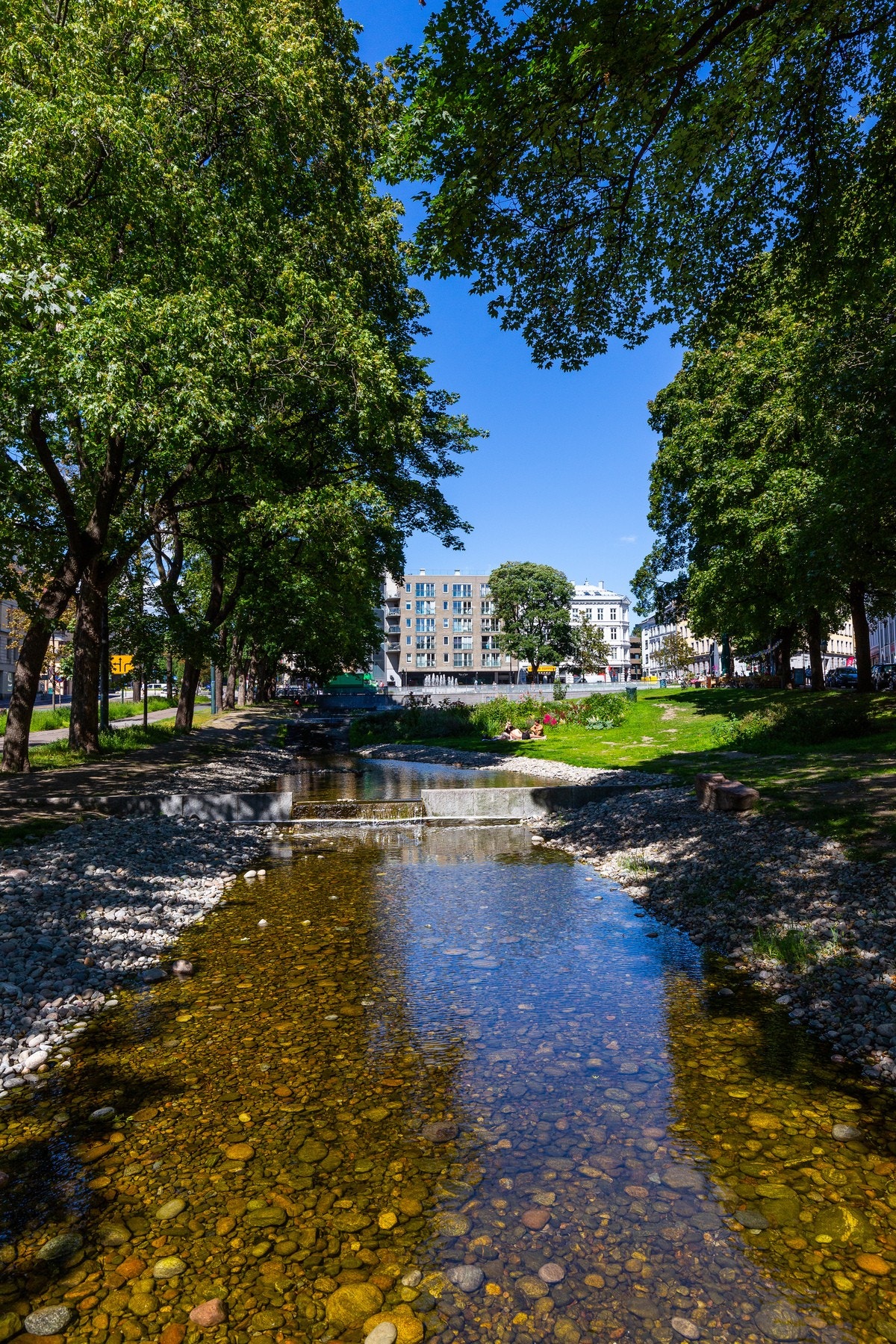 Nærområde - Parken på Kiellands plass er pent opparbeidet og omkranses av ulike restauranter og caféer. Iladalen park er like bak Kiellands Hus. Galleribilde