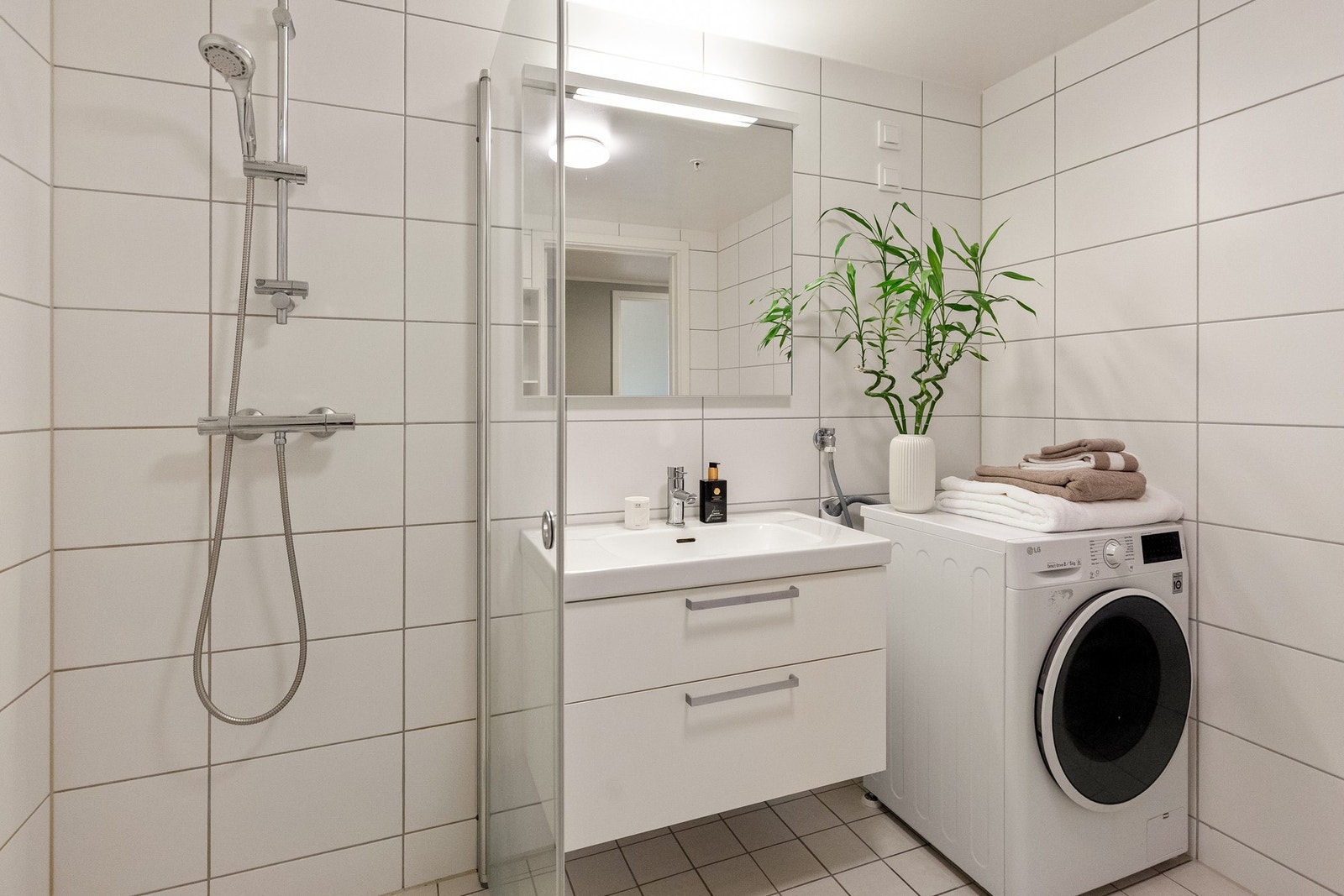 Ifm. entreen og i umiddelbar nærhet til soverommene, finner man badet. Galleribilde