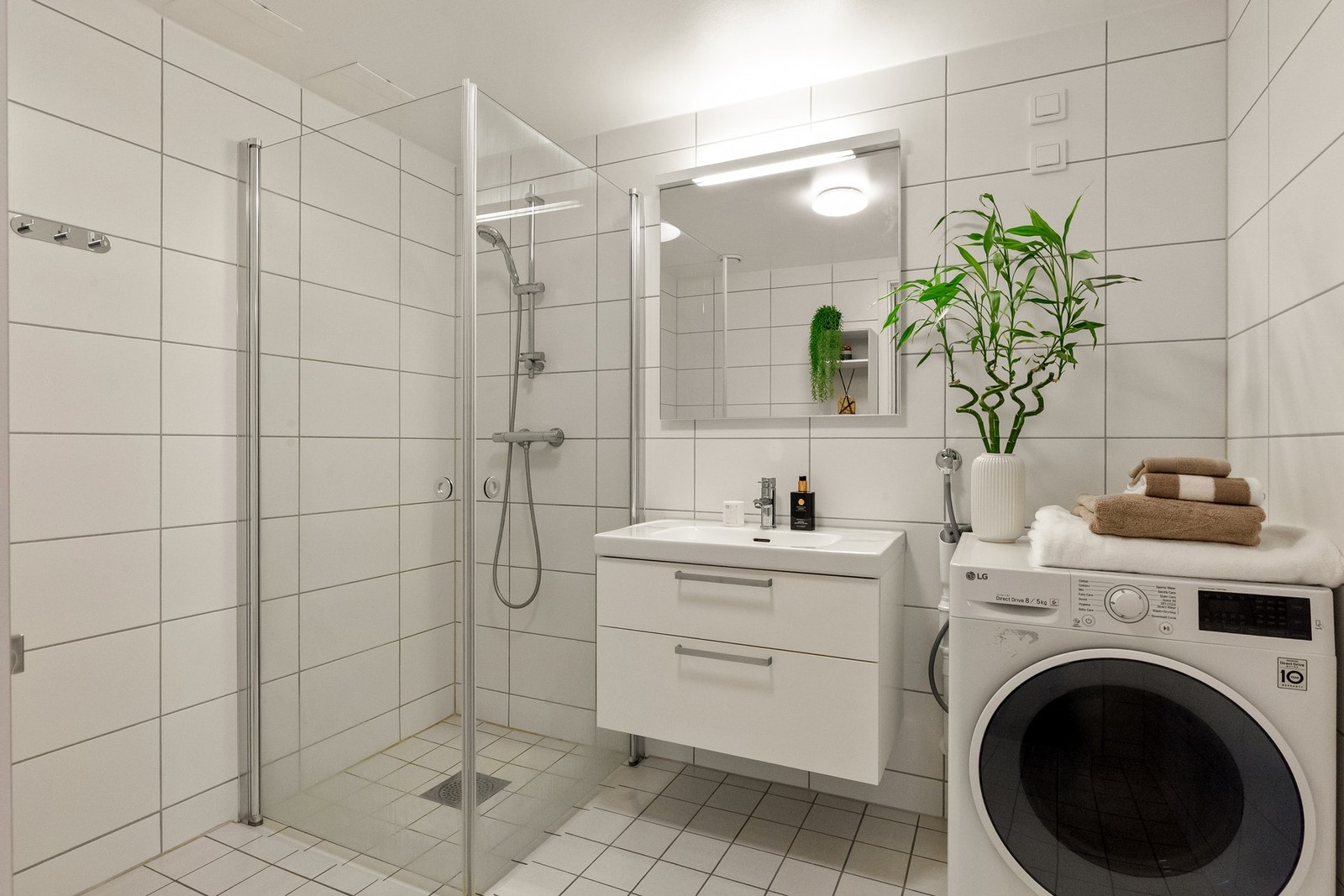 Flislagte overflater i en lys og tidsnøytral utførelse. Varmekabler i gulvet. Galleribilde