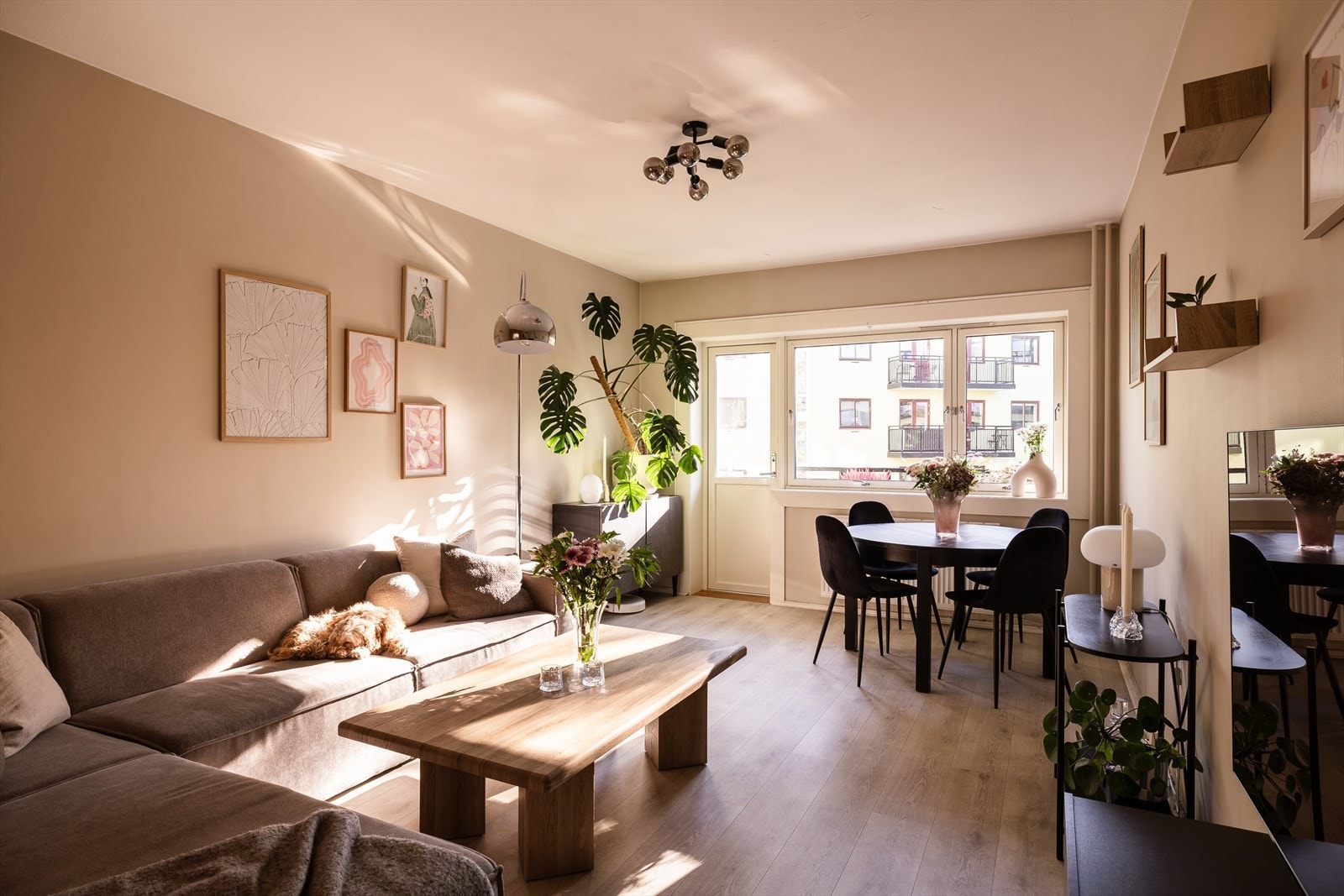 Boligen har en meget romslig stue med god plass til både stor sofagruppe og spiseplass for middagsgjester. Galleribilde