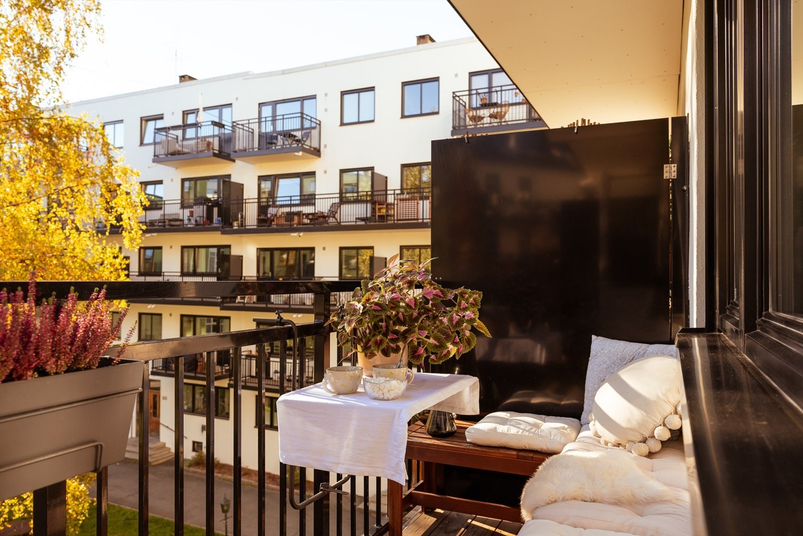 Her har du hyggelig utsikt ut mot skjermet og rolig bakgård. Galleribilde