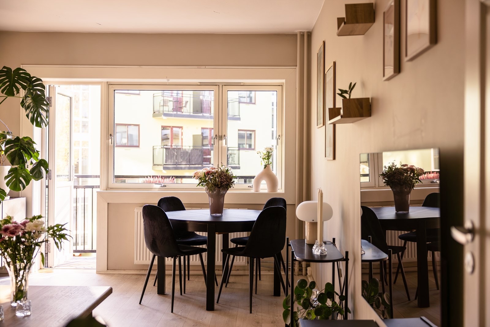 Det er oppvarming via radiatorer i stuen som gir en behagelig og jevn temperatur gjennom de kalde årstidene. Galleribilde