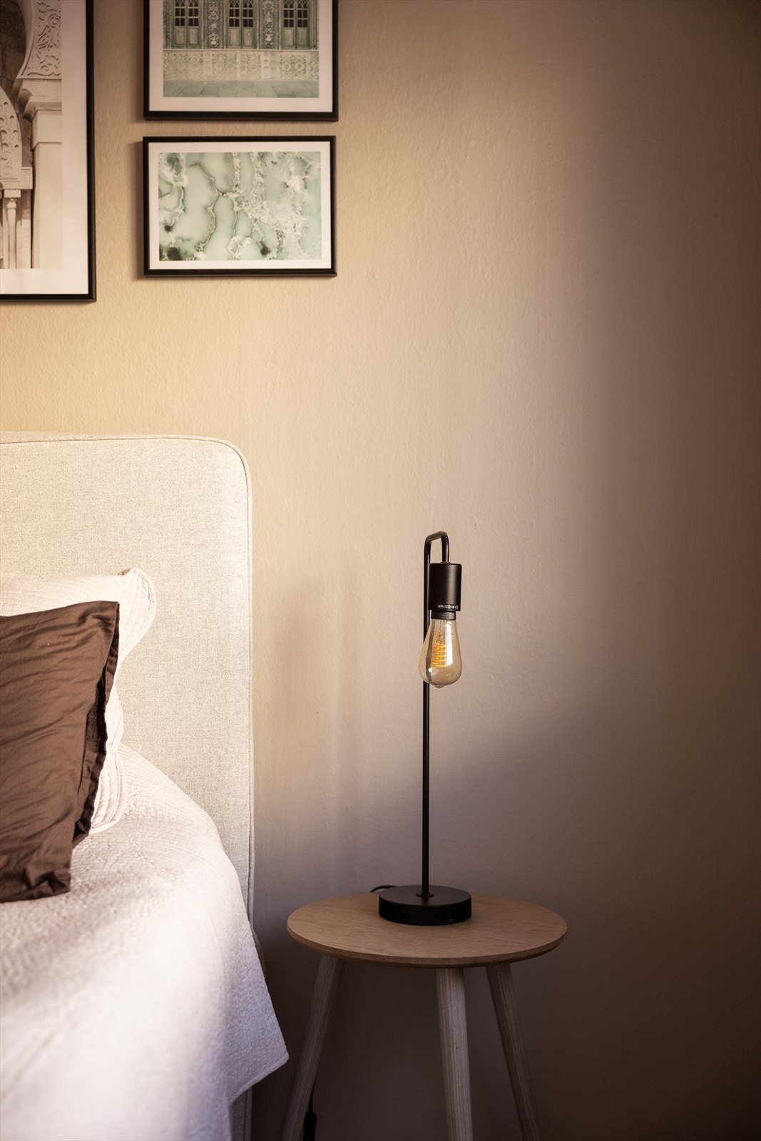 Rommet er malt i delikate farger og har en pen enstavs-laminat på gulv, som resten av boligen. Galleribilde