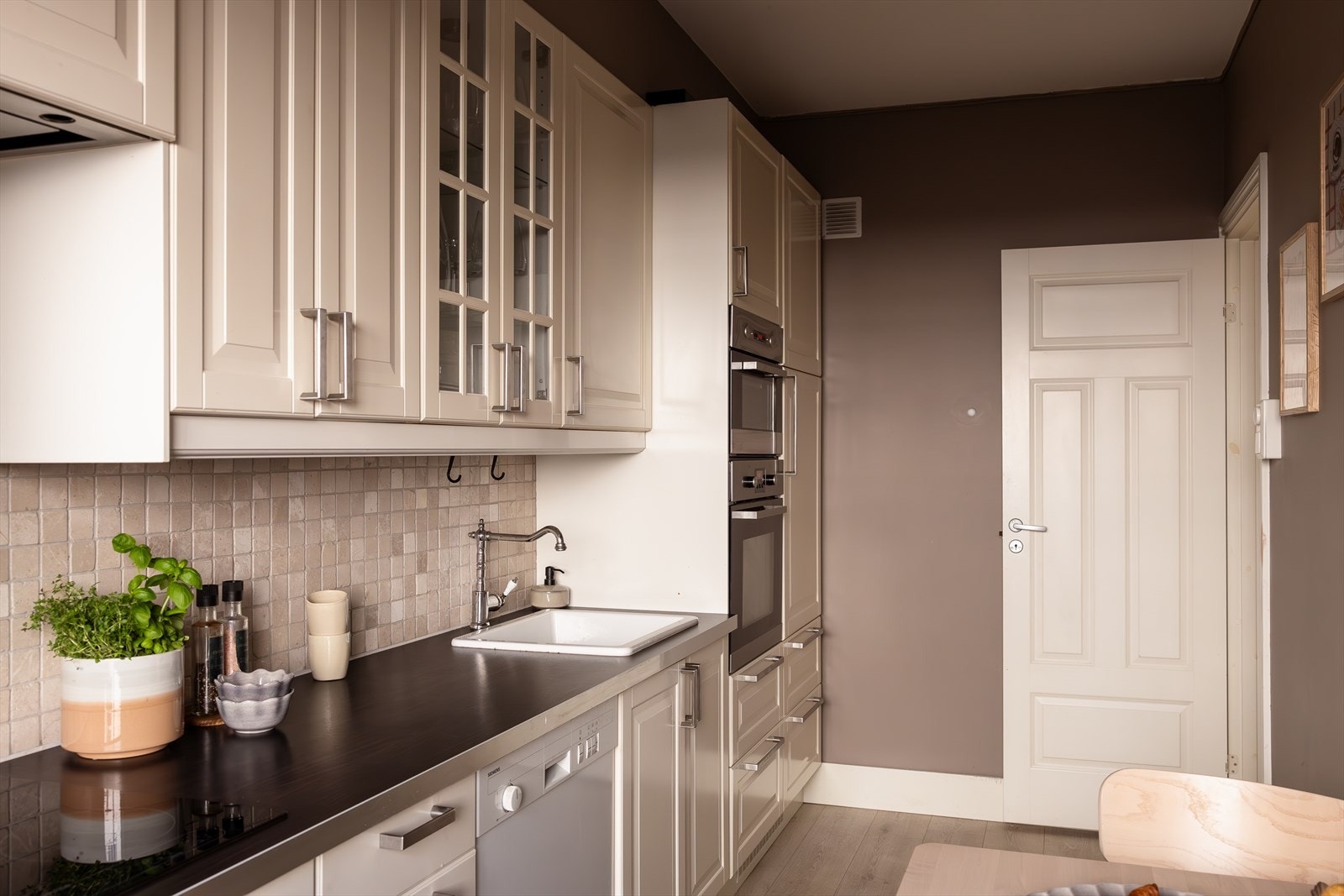 Det er integrert stekeovn og mikrobølgeovn i høyden. I tillegg er det integrert kjøleskap, koketopp og egen oppvaskmaskin. Hvitevarene på kjøkkenet medfølger salget. Galleribilde