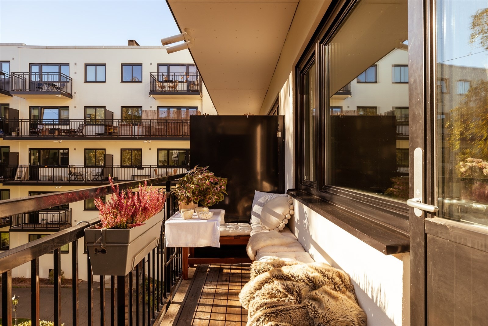 Boligen har en solrik balkong med god plass til sittegruppe. Galleribilde