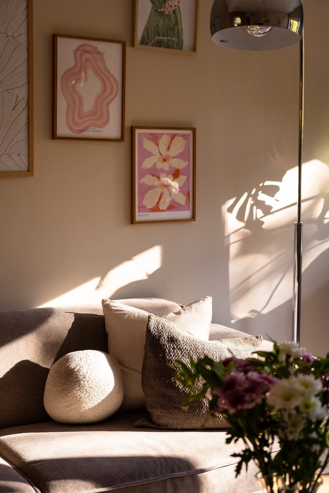 Boligen får fantastisk lys gjennom store vindusflater på stuen. Galleribilde