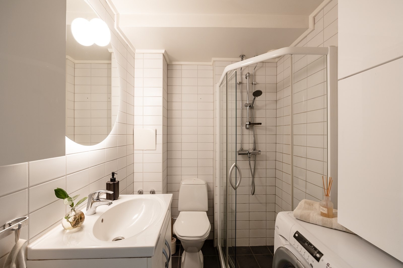 Baderommet ble pusset opp i regi av aksjelaget i 2007 og har varme i gulvet. Det er også opplegg for vaskemaskin. Galleribilde