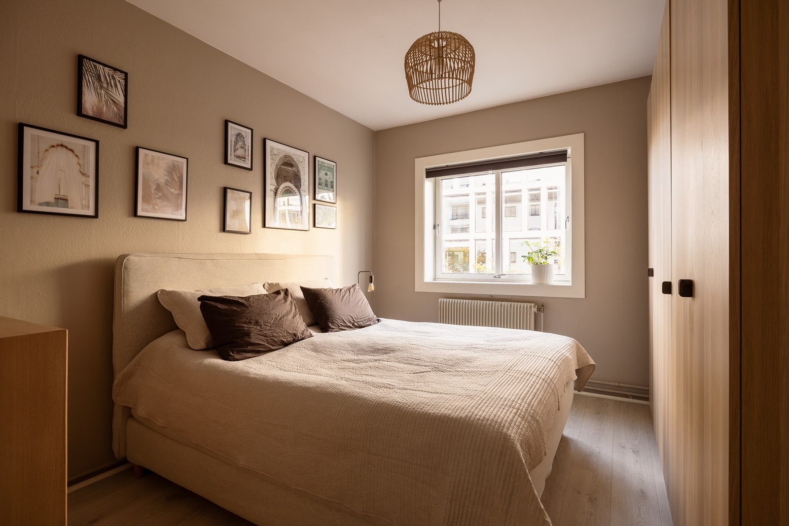 Et romslig soverom med god plass til dobbeltseng. Galleribilde