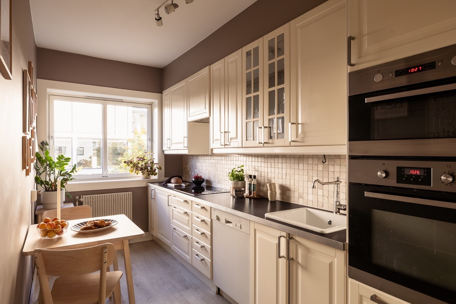 Et utrolig hyggelig kjøkken fra 2014 med plass til frokostbord og fine profilerte fronter. Galleribilde