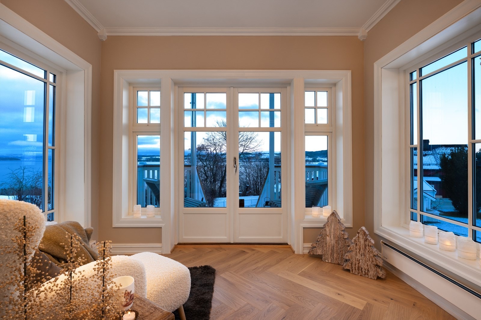 Klassiske sprossevinduer med brede karmer gir karakter og slipper inn rikelig med dagslys. Galleribilde