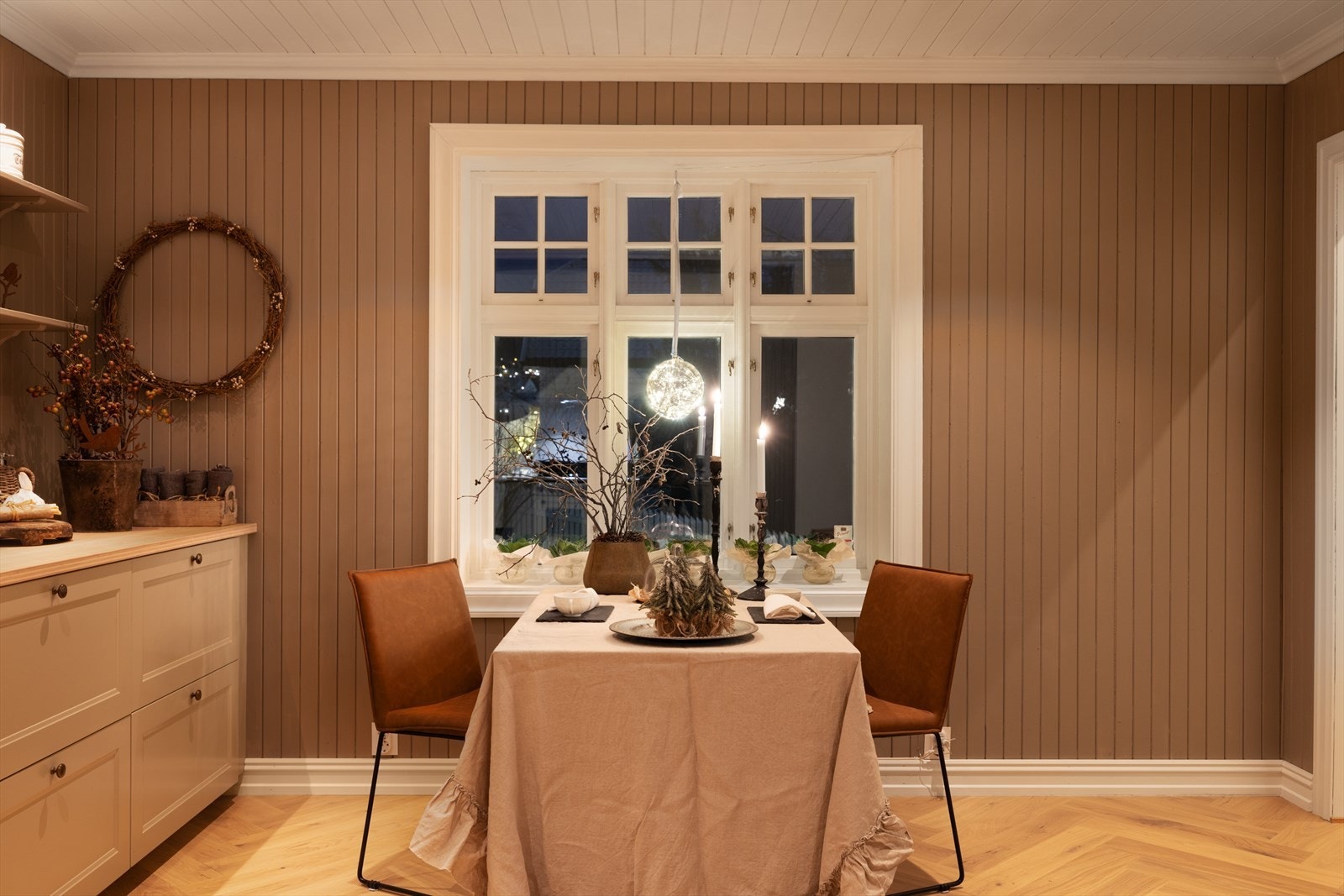 Det er plass til et større kjøkkebord i kjøkkenområdet. Galleribilde