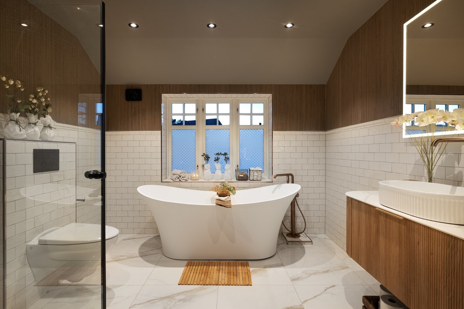 Badet ble oppgradert i 2025 og fremstår som en stilfull og moderne oase. Galleribilde