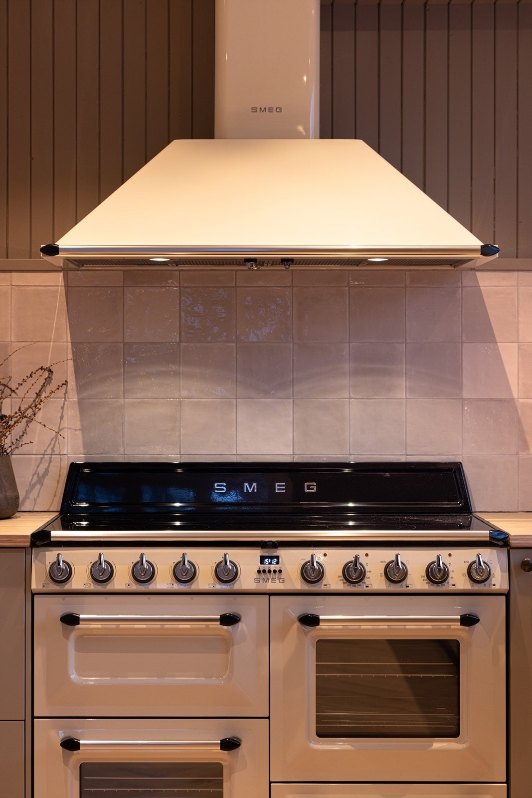 Eksklusiv Smeg-komfyr med klassisk design og tre ovner, et kvalitetsprodukt som gir både funksjonalitet og stil til kjøkkenet. Galleribilde