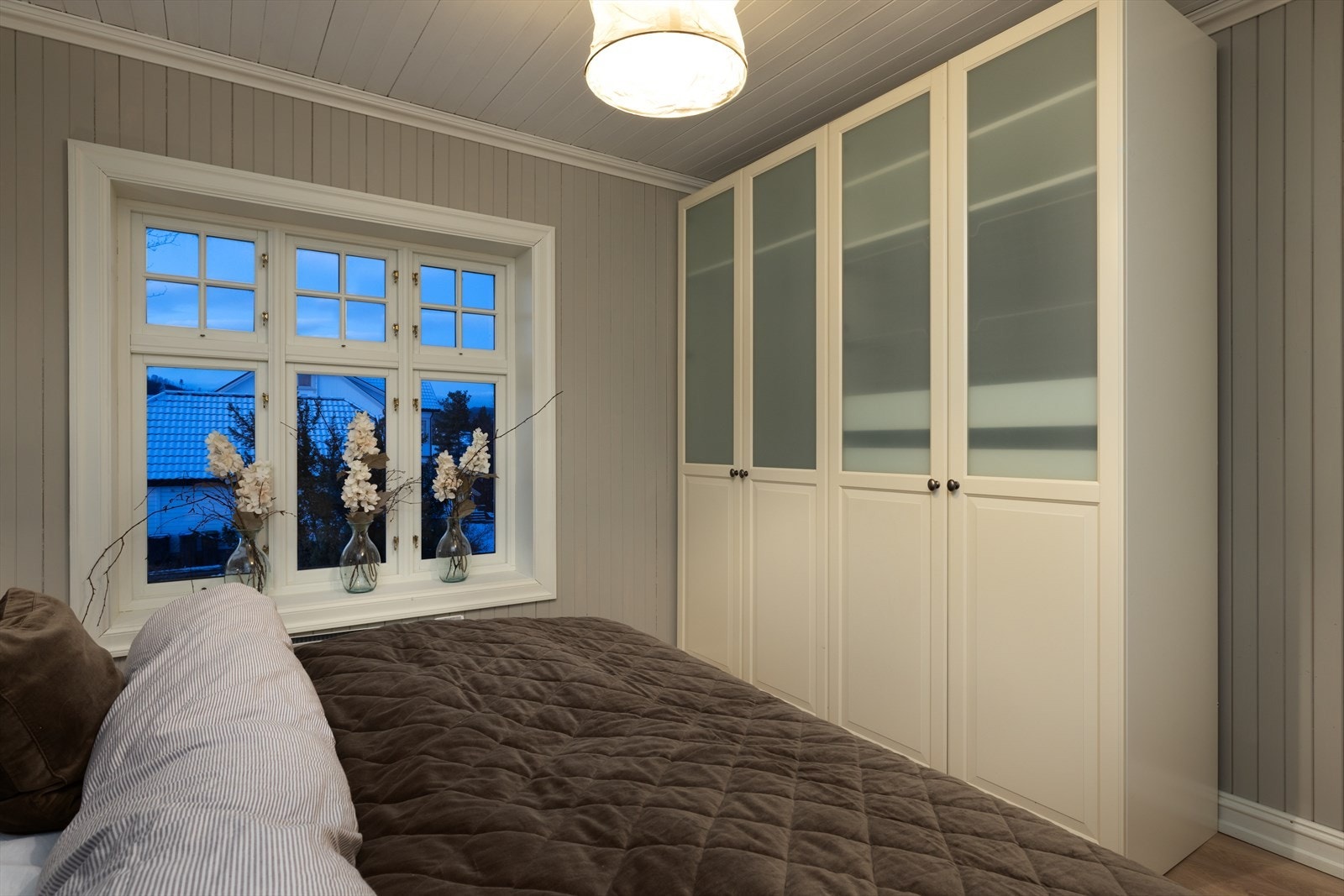 Alle rommene har gode innredningsmuligheter, og hovedsoverommet er utstyrt med garderobeskap. Galleribilde