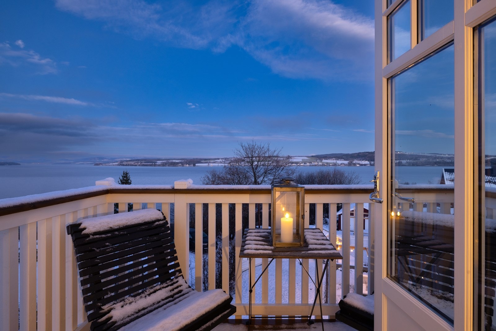 Balkongen gir en fantastisk utsikt mot Mjøsa og omkringliggende landskap. Galleribilde