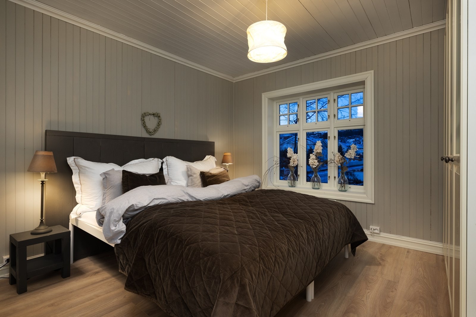 De fire soverommene er samlet i øverste etasje, praktisk og familievennlig. Galleribilde