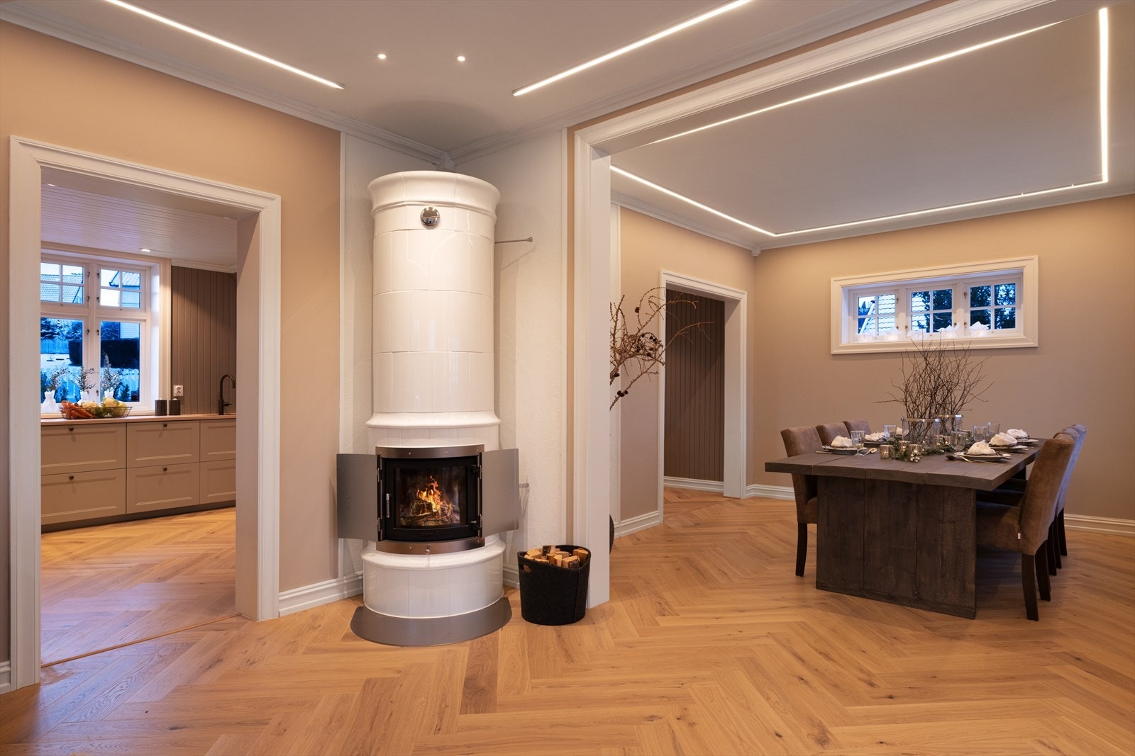 Den klassiske, nye kakkelovnen er et tydelig blikkfang og gir både varme og et elegant, historisk preg. Galleribilde