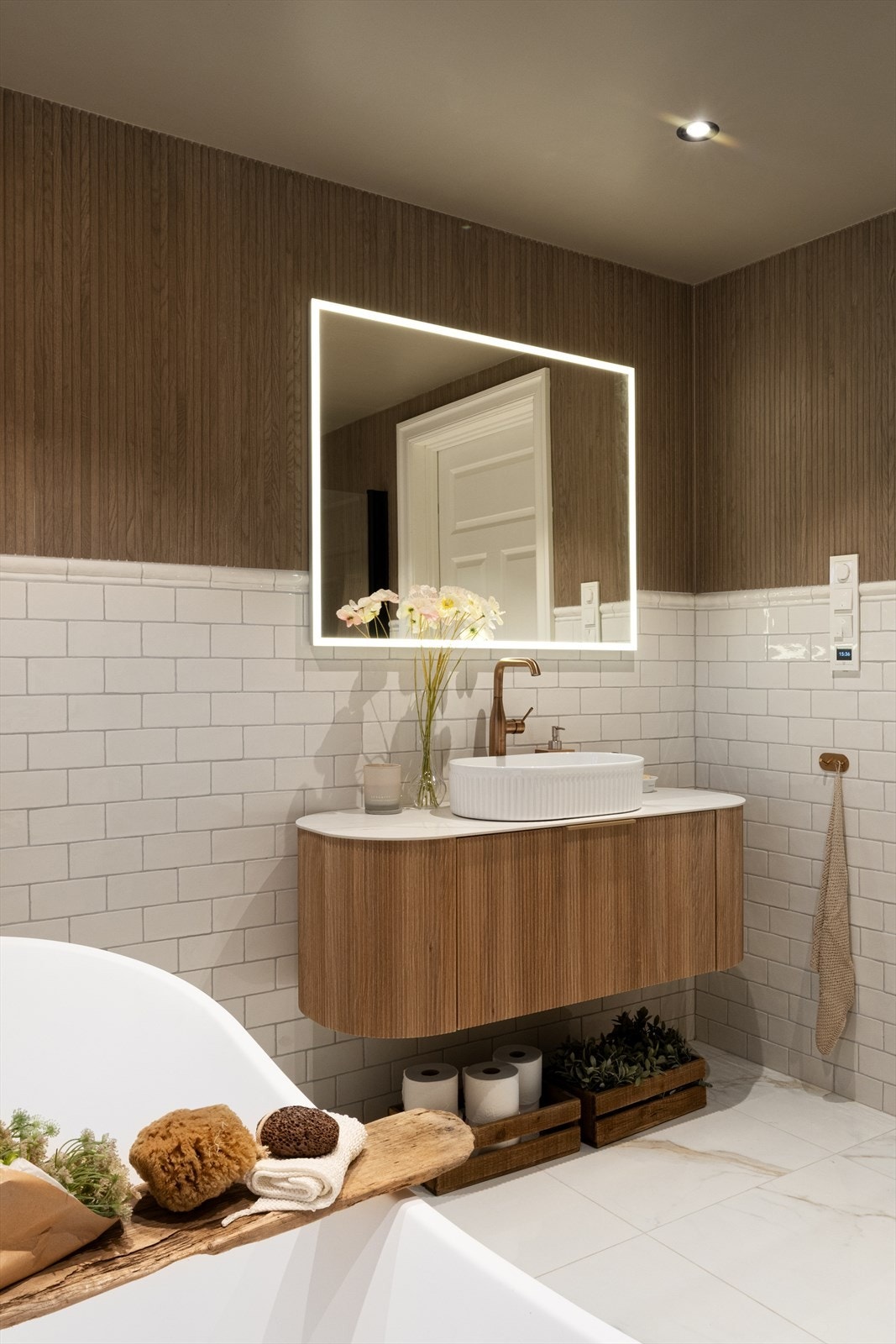 Kombinasjon av klassiske hvite metrofliser og fliser med trestruktur gir en spennende kontrast mellom moderne og naturlig. Galleribilde