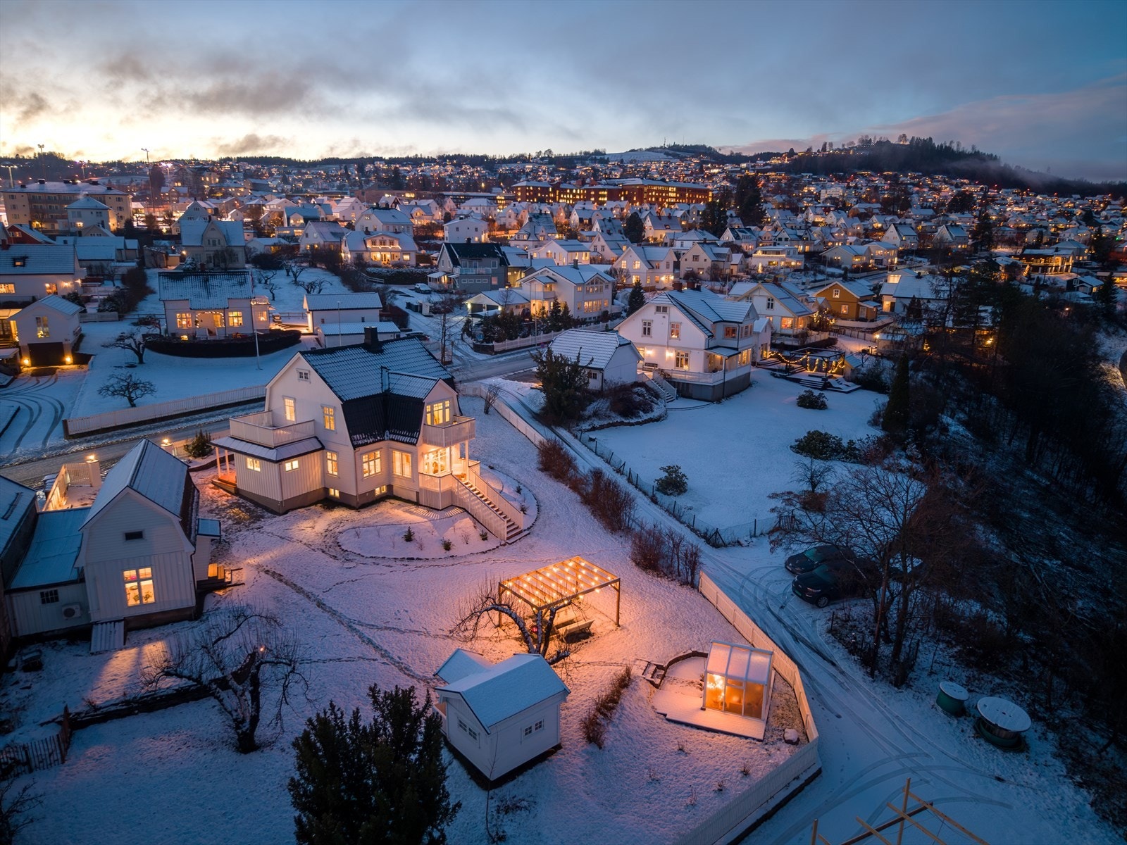 Uteområdet er en egen oase med en velstelt hage som innbyr til avslapning og hyggelige stunder, perfekt for både rolige ettermiddager og sosiale sammenkomster. Galleribilde