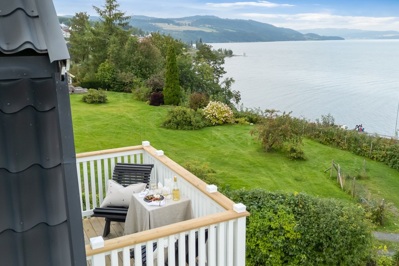 Den store tomten har flere flotte uteplasser. Galleribilde