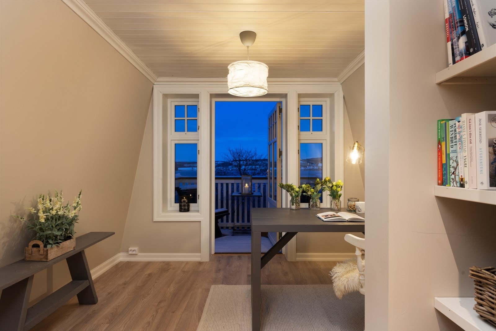 Ett av soverommene benyttes i dag som kontor og har utgang til en hyggelig balkong. Galleribilde