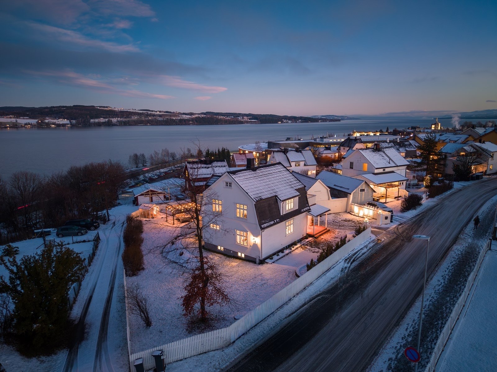 Boligen har en attraktiv beliggenhet med utsikt mot Mjøsa. Galleribilde